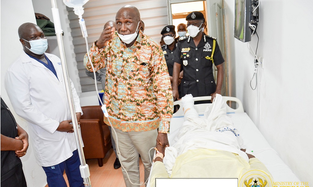 Interior Minister visits injured Police officers at Hospital